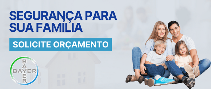 Família com criança e cachorro em casa segura